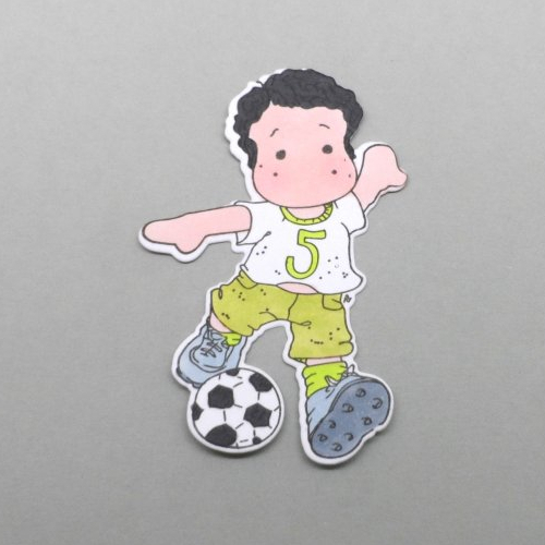 N° 2023 découpe d'un  petit garçon footballeur n°5  avec un tampon encre noir  sur  papier blanc  et colorée