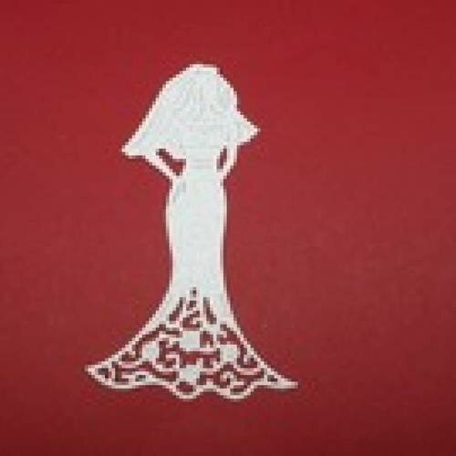 N°23  d'une femme en robe de mariée en papier tapisserie blanche à paillette   découpage fin