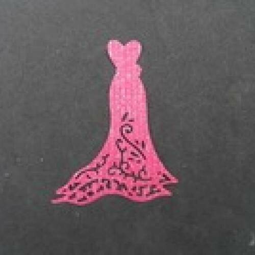 N°25 d'une petite robe élégante en papier  tapisserie rouge framboise  à paillette   découpage fin