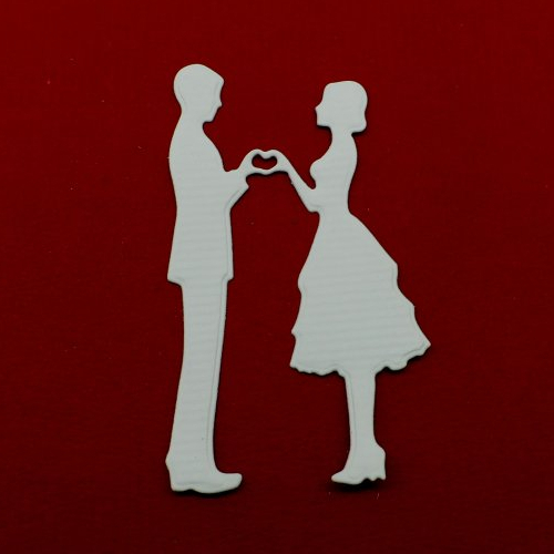 N°1319 couple d'amoureux  romantique leurs mains  faisant un cœur  en papier