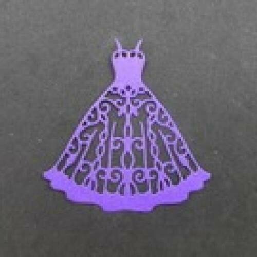 N°26 d'une petite robe à bretelle en papier violet foncé découpage fin