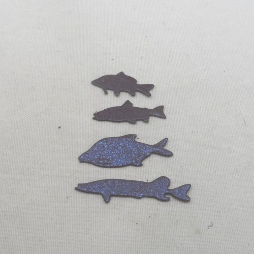 N°495  lot  de 4 petits poissons différents   en papier prune satiné  découpage fin et gaufrage