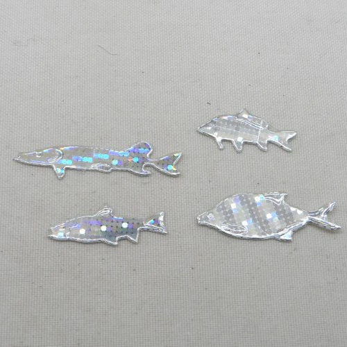 N°495  lot  de 4 petits poissons différents   en papier argenté métallisé découpage fin et gaufrage