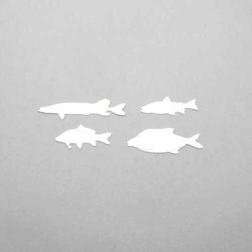 N°495  lot  de 4 petits poissons différents   en papier blanc casé découpage fin et gaufrage