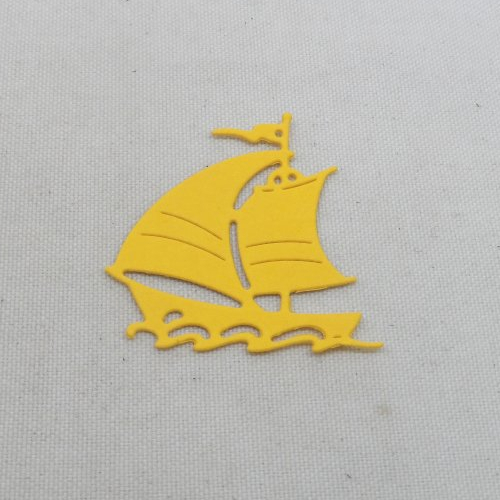 N°336 petit voilier    en papier jaune  découpage  fin
