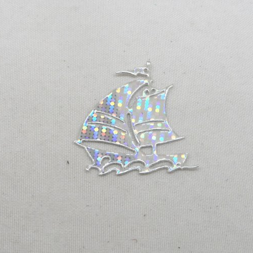 N°336 petit voilier    en papier argenté métallisé avec hologramme  découpage  fin