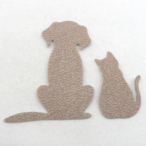 N°1097  lot d'un  chien  et d'un  chat de dos de la même couleur en papier tapisserie  découpage