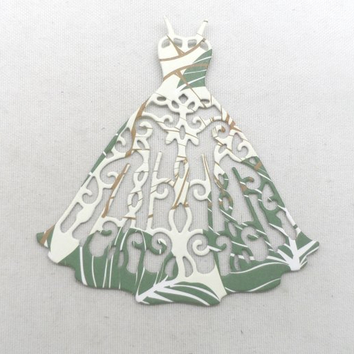 N°26 d'une petite robe à bretelle en papier fond écru à motifs vert  ocre   découpage fin