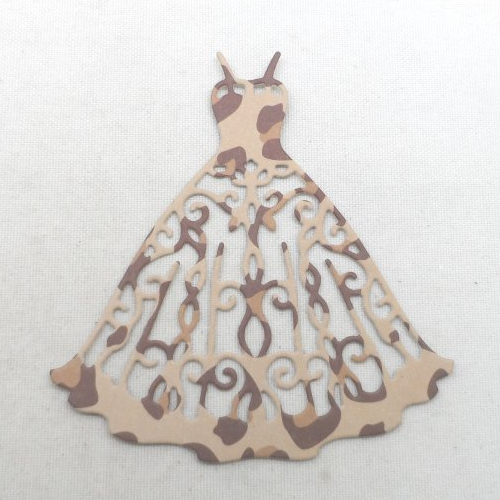 N°26 d'une petite robe à bretelle en papier fond  beige touches marron clair et foncé  découpage fin