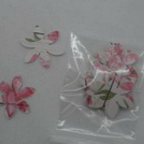 N°40 lot de 25 petites fleurs en papier fond blanc à motif vert rose .. embellissement découpe