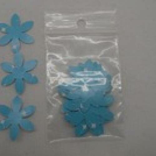 N°40 lot de 25 petites fleurs en papier à "étoile"blanche  fond bleu embellissement découpe
