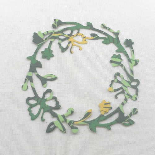 N°67 couronne fleurs et papillons découpage  en  papier  fond vert à motifs  vert jaune