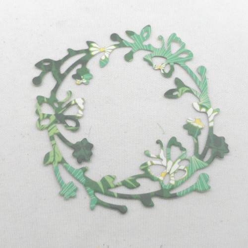 N°67 couronne fleurs et papillons découpage  en  papier  fond vert à motifs blanc  vert jaune