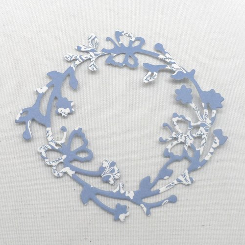 N°67 couronne fleurs et papillons découpage  en  papier  fond bleu gris à motifs  blanc