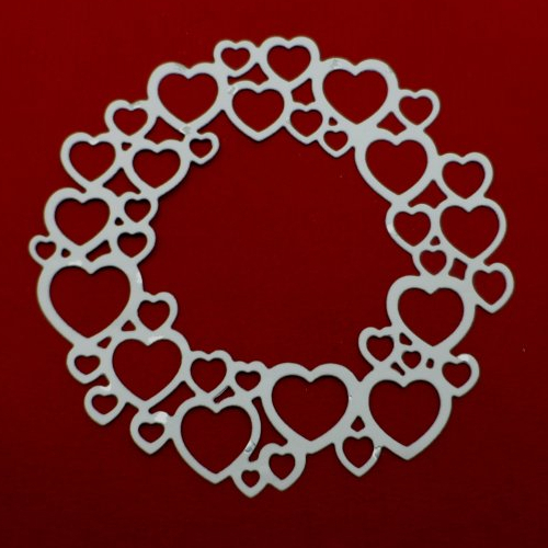 N°962 d'une couronne de cœur  en papier fond blanc cœur argenté découpage fin