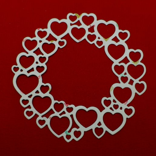 N°962 d'une couronne de cœur  en papier fond crème avec touches différentes  découpage fin
