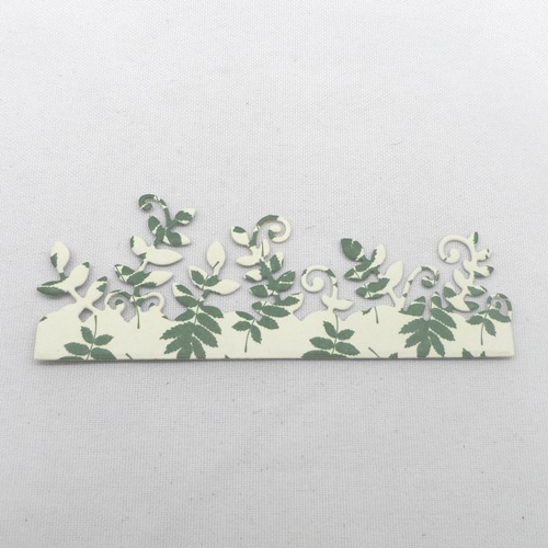 N°616 jolie bordure en feuillage  en papier fond écru à motif vert foncé  gaufrage  découpage  fin
