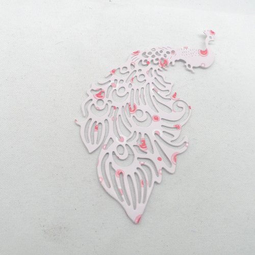 N°606 joli paon  avec sa grande queue  en papier fond rose à motifs   découpage  fin