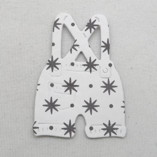 N°13 short à bretelles en papier  fond blanc à motifs étoiles points marrons vêtement enfant  découpage