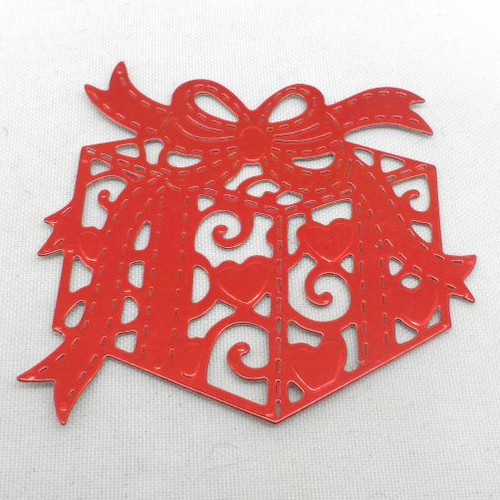 N°651  paquet cadeau romantique avec des cœurs  en papier  rouge  métallisé  n°2 découpage fin