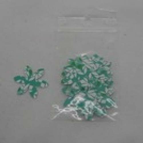 N°40 lot de 25 petites fleurs en papier fond vert à motif  blanc et vert   embellissement découpe