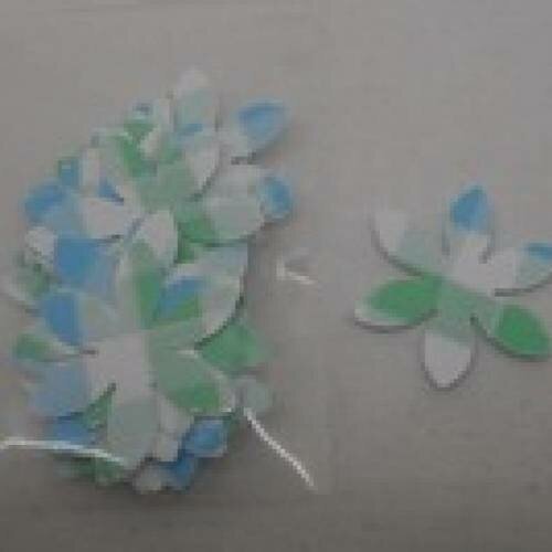 N°40 lot de 25 petites fleurs en papier à carreaux bleu vert et blanc  embellissement découpe