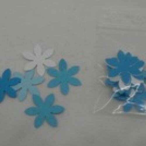 N°40 lot de 25 petites fleurs en papier "camaïeu" de   bleu et blanc  embellissement découpe
