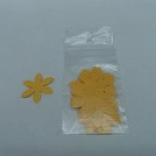 N°40 lot de 25 petites fleurs en papier jaune orangé  embellissement découpe