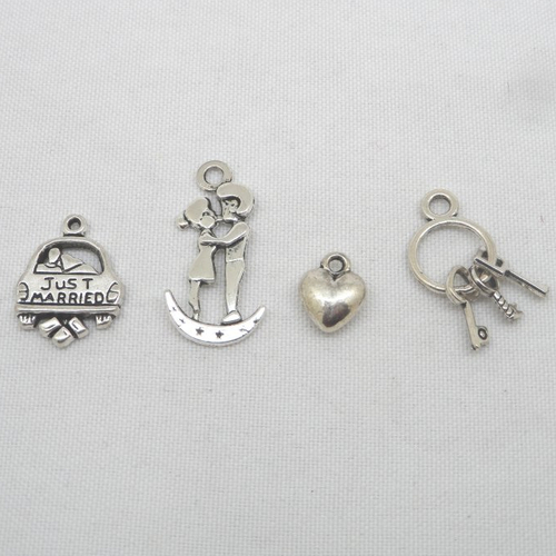 N°165 lot de quatre breloques métal argenté thème mariage