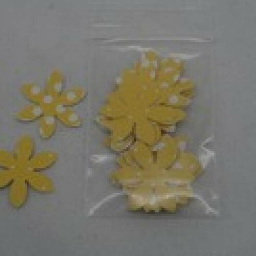 N°40 lot de 25 petites fleurs en papier fond jaune à pois blanc   embellissement découpe