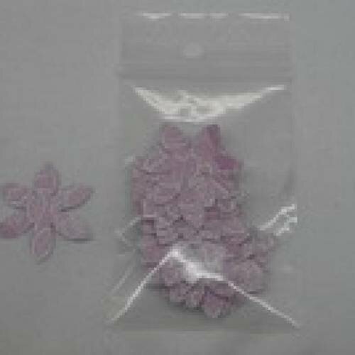 N°40 lot de 25 petites fleurs en papier fond rose à motif blanc et paillettes   embellissement découpe