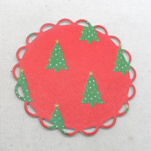 1014  jolie cercle festonné  en papier  thème de noël fond rouge  avec sapin  vert décoré pour décorer  vos cartes
