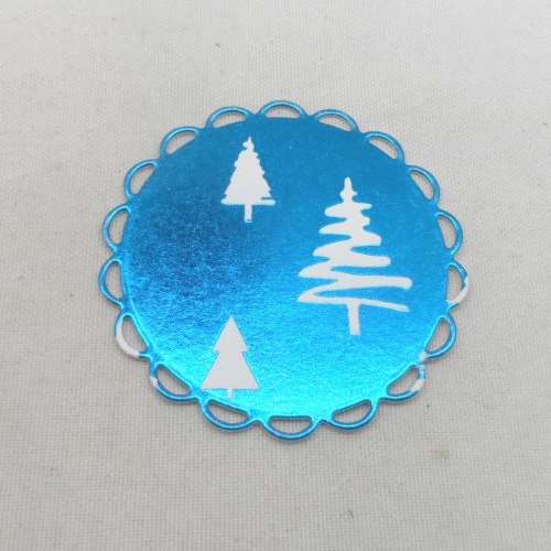 1014  jolie cercle festonné  en papier thème de noël fond bleu métallisé  sapins blancs pour décorer  vos cartes