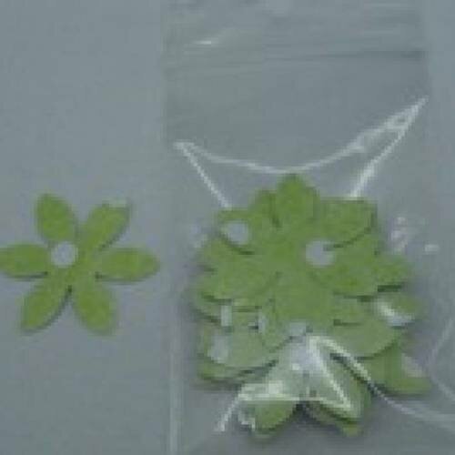N°40 lot de 25 petites fleurs en papier fond vert à pois blanc et  brillant  embellissement découpe