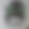 N°1457 "sticker"  tête de femme chignon foulard lunette en vinyle à motif cœur  fond vert