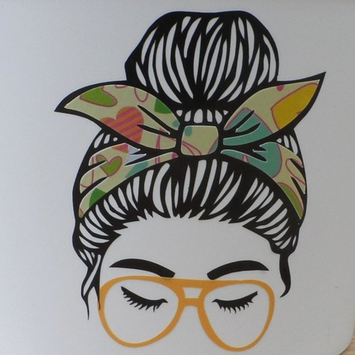 N°1457 "sticker"  tête de femme chignon foulard lunette en vinyle à motif cœur  fond  jaune