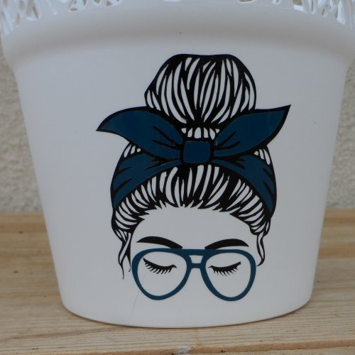 N°1457 bis  "sticker"  tête de femme chignon foulard lunette en vinyle bleu foncé découpage