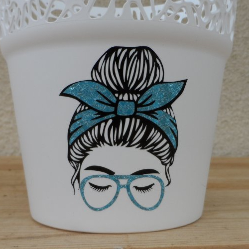 N°1457 bis  "sticker"  tête de femme chignon foulard lunette en vinyle bleu pailleté découpage