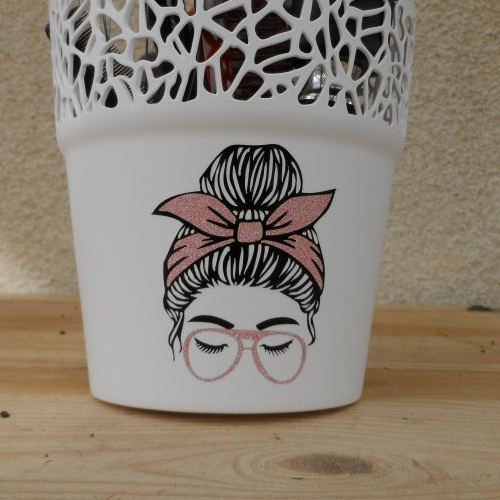 N°1457 bis  "sticker"  tête de femme chignon foulard lunette en vinyle rose pailleté découpage
