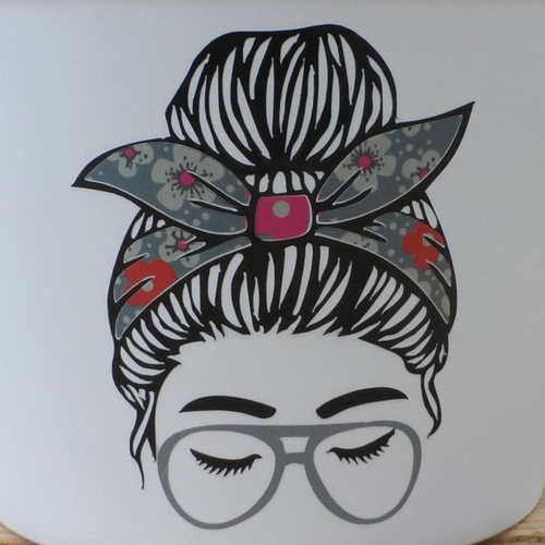 N°1457 "sticker"  tête de femme chignon foulard lunette en vinyle fond gris  à fleurs