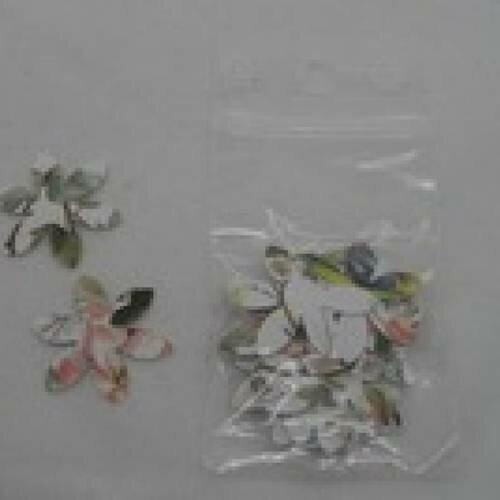N°40 lot de 25 petites fleurs en papier fond blanc à motif vert rose   embellissement découpe