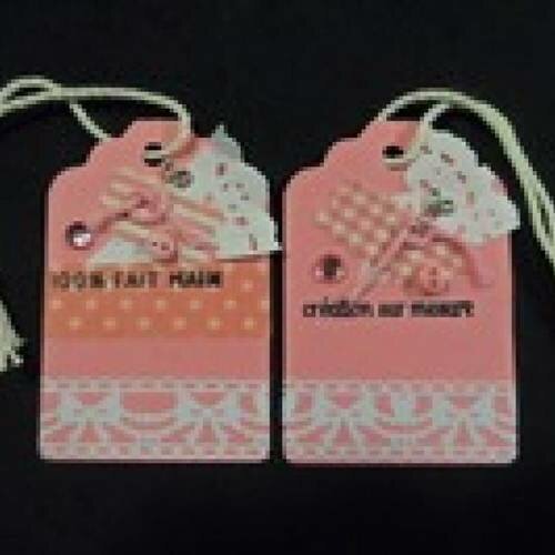 N°43 lot de deux étiquettes roses fait main avec texte et décorations 