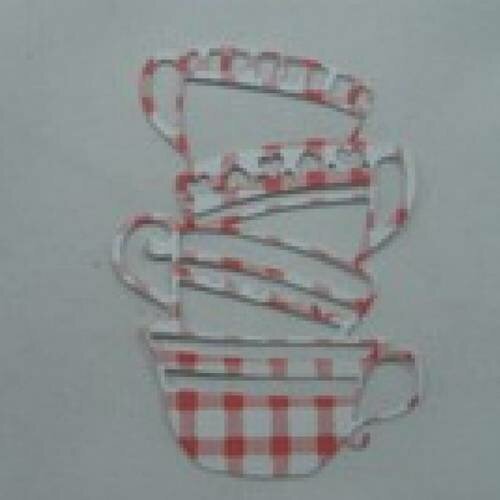 N°50 d'une pile de tasses en papier vichy rouge et blanc  découpage fin