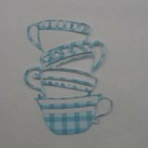 N°50 d'une pile de tasses en papier vichy bleu  découpage fin