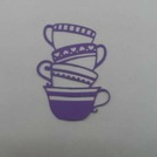 N°50 d'une pile de tasses en papier violet découpage fin