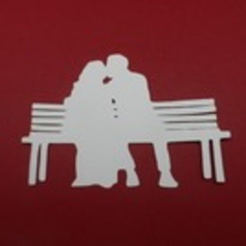 N°58 d'un couple d'amoureux sur un banc  en papier  blanc    embellissement