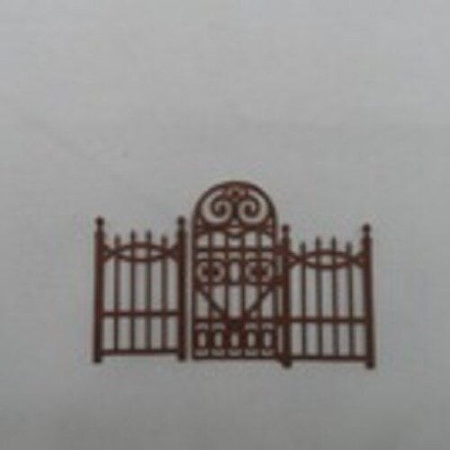 N°61 une grille portail en deux morceaux  en papier marron découpage fin