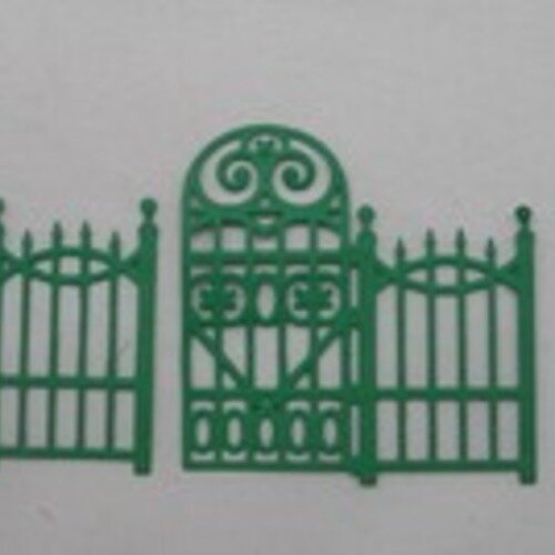 N°61 une grille portail en deux morceaux  en papier vert jardin découpage fin