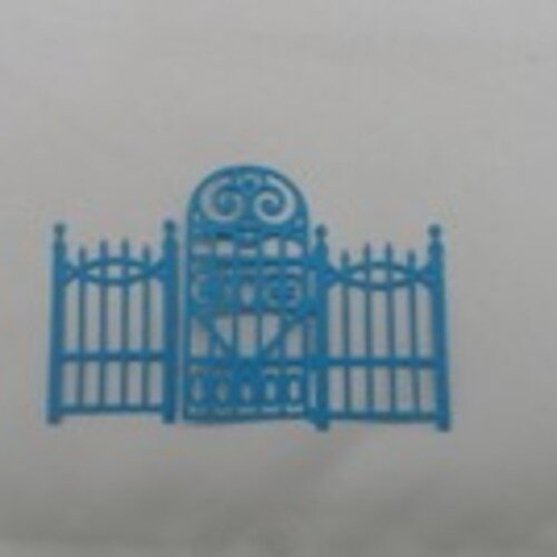N°61 une grille portail en deux morceaux  en papier bleu turquoise découpage fin
