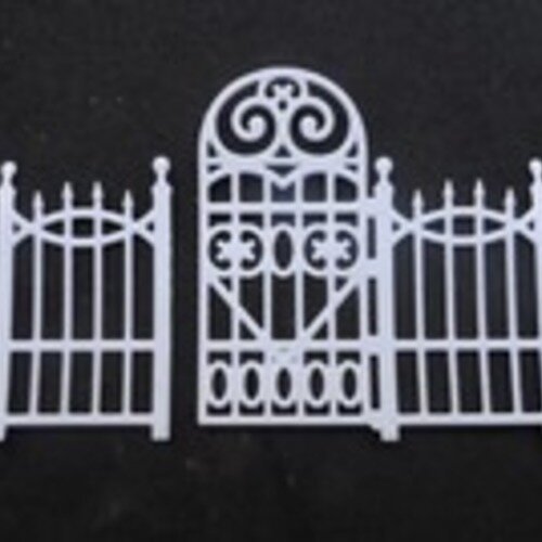 N°61 une grille portail en deux morceaux  en papier blanc  découpage fin